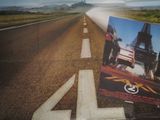 une publicité pour un film montrant une moto sur la route