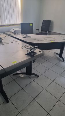 une table sur laquelle sont posés deux ordinateurs portables, dans une pièce