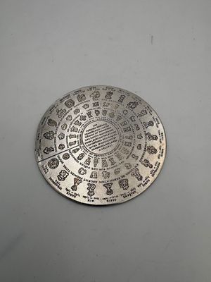 un gros plan d'une plaque métallique ornée d'un motif