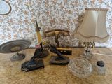une table sur laquelle se trouvent une lampe, un abat-jour et d'autres objets