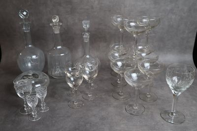 beaucoup de verres à vin et une carafe sur la table