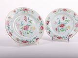 deux assiettes à motifs floraux sur une surface blanche
