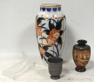 two vases that are sitting next to each other on a table