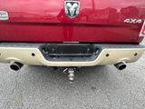 l'arrière d'un pick-up Ram rouge garé sur un parking