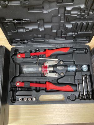 un jeu d'outils rangé dans une mallette posée sur une table