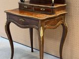 un petit bureau surmonté d'un miroir