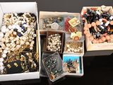 deux boîtes de bijoux assortis sont posées sur une table