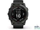 un gros plan d'une montre sur une surface blanche avec un fond blanc