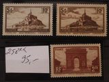 trois timbres représentant un château et une carte postale avec une étiquette de prix