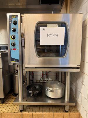 une photo d'un four professionnel sur lequel est accrochée une pancarte