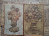 deux tableaux représentant des fleurs, posés sur un parquet près d'un mur