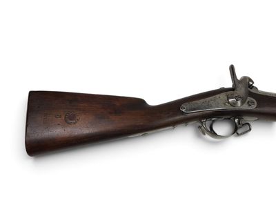 un vieux fusil avec une poignée en bois sur fond blanc