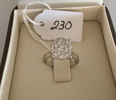 Bague en or gris 14k, motif serti de 26 diamants taille bril…