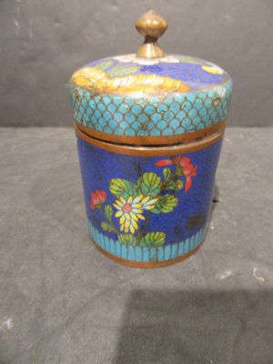 un récipient bleu et jaune orné d'un motif floral