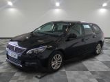 la voiture noire est garée dans le garage sur le sol en damier