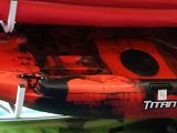 Plusieurs kayaks sont empilés les uns sur les autres dans un local de stockage