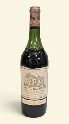 une bouteille de vin posée sur une table
