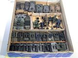 une boîte remplie de petits soldats en plastique posée sur une table