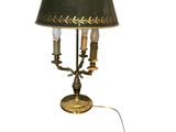 une image d'une lampe de table avec un abat-jour noir