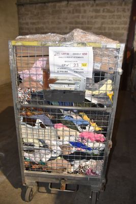 un chariot rempli de chaussures qui se trouvent dans une pièce