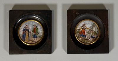 une paire de miniatures encadrées représentant des personnages et des animaux sur un mur blanc