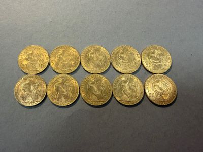 un tas de pièces d'or posé sur une table