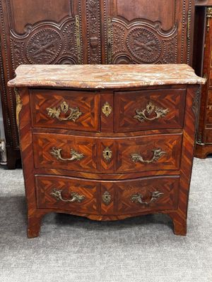 PETITE COMMODE galbée en bois de placage marqueté en feuille…