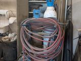 une image d'un garage avec beaucoup d'outils