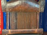 une sculpture en bois posée sur une étagère, avec des livres en arrière-plan