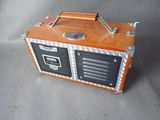 une vieille radio posée sur une table