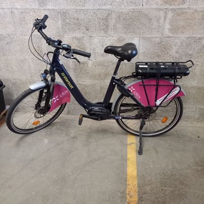 un vélo garé dans un parking