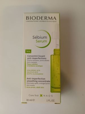 Sérum Bioderma Sébium dans un flacon posé sur une surface blanche