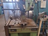 une machine qui se trouve à l'intérieur d'un bâtiment