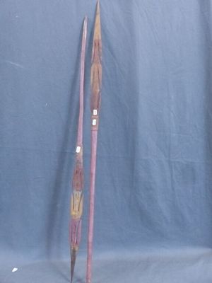 Iles Australes 2 flèches ou harpons en bois sculpté