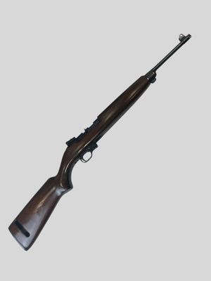 un fusil sur fond blanc avec un fond gris