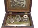 une petite boîte en bois contenant un jeu d'anneaux