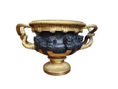 une urne noire et or ornée de trois lions