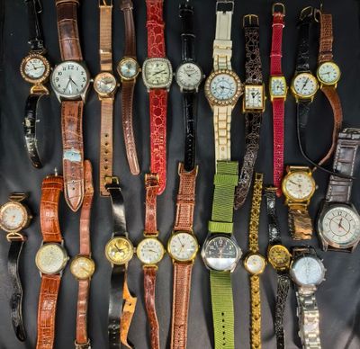 de nombreux modèles de montres présentés sur un fond noir