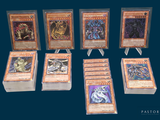 un lot de cartes posées sur une table