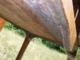 un gros plan sur un morceau de bois posé sur un banc