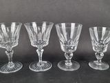 quatre verres à vin posés les uns à côté des autres sur une table