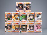 tout un tas de jouets farfelus sont empilés les uns sur les autres