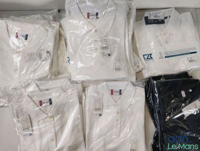 beaucoup de t-shirts rangés dans une boîte