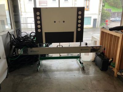une machine qui se trouve dans un garage