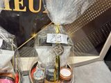 deux paniers contenant différents types d'aliments