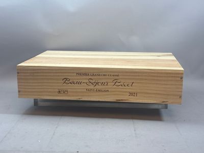 gros plan d'une boîte en bois portant une étiquette