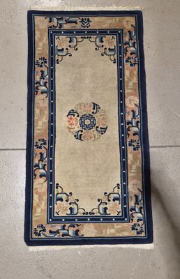 gros plan d'un tapis sur un sol à fond blanc