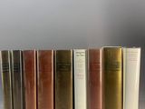 plusieurs livres sont alignés sur une table