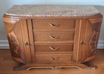 une armoire en bois avec un plateau en marbre, posée sur un parquet