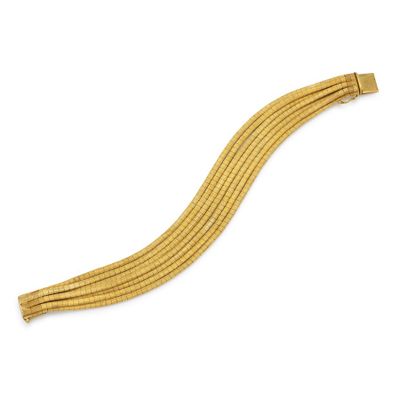 un bracelet en or au motif incurvé sur fond blanc